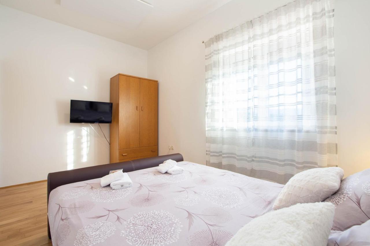 Vacation Villa Matic With 7 Bedrooms Sinj Exterior photo