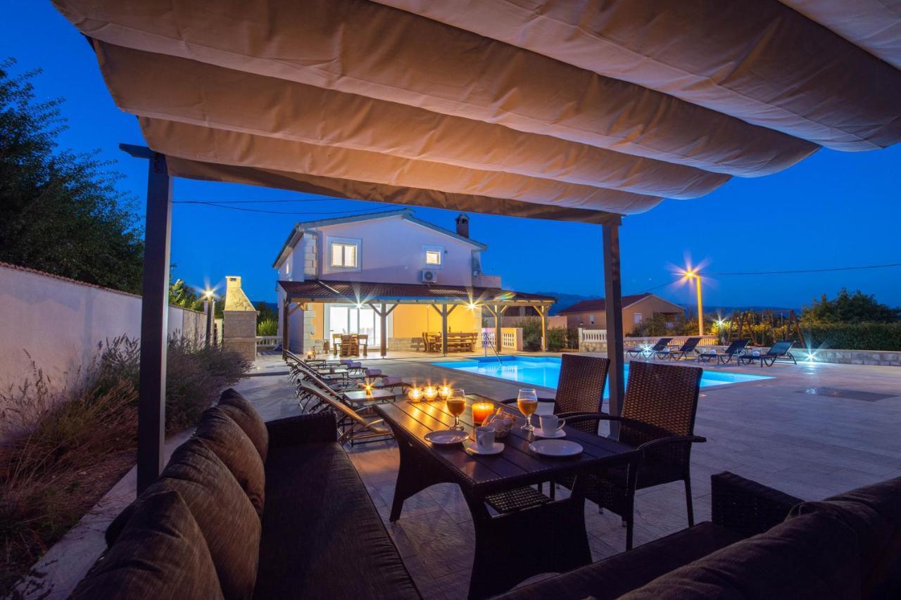 Vacation Villa Matic With 7 Bedrooms Sinj Exterior photo