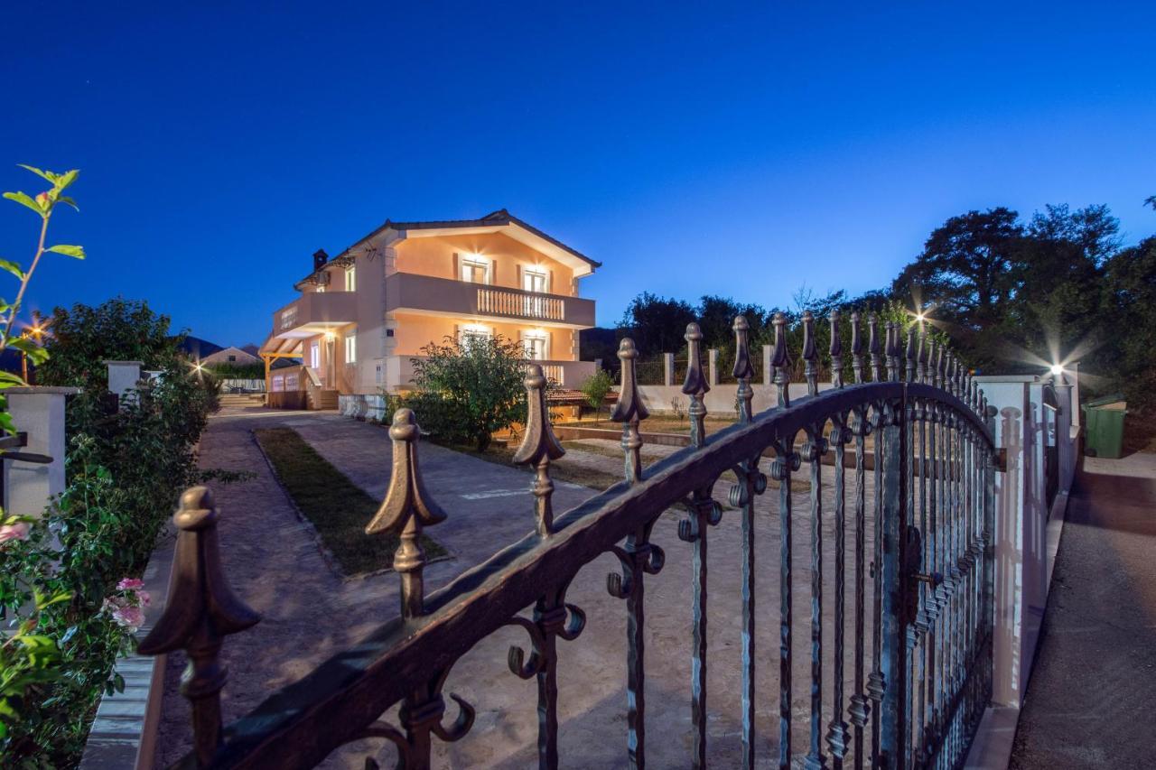 Vacation Villa Matic With 7 Bedrooms Sinj Exterior photo