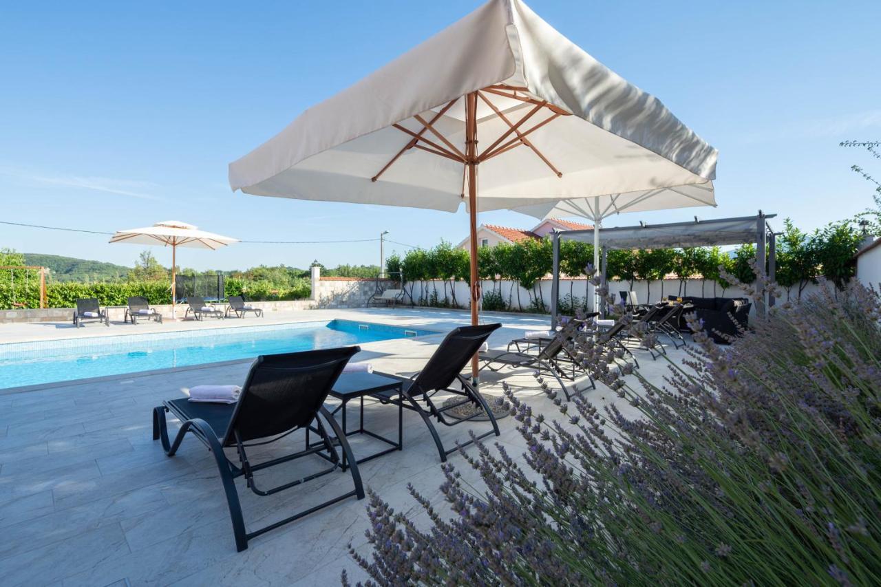 Vacation Villa Matic With 7 Bedrooms Sinj Exterior photo