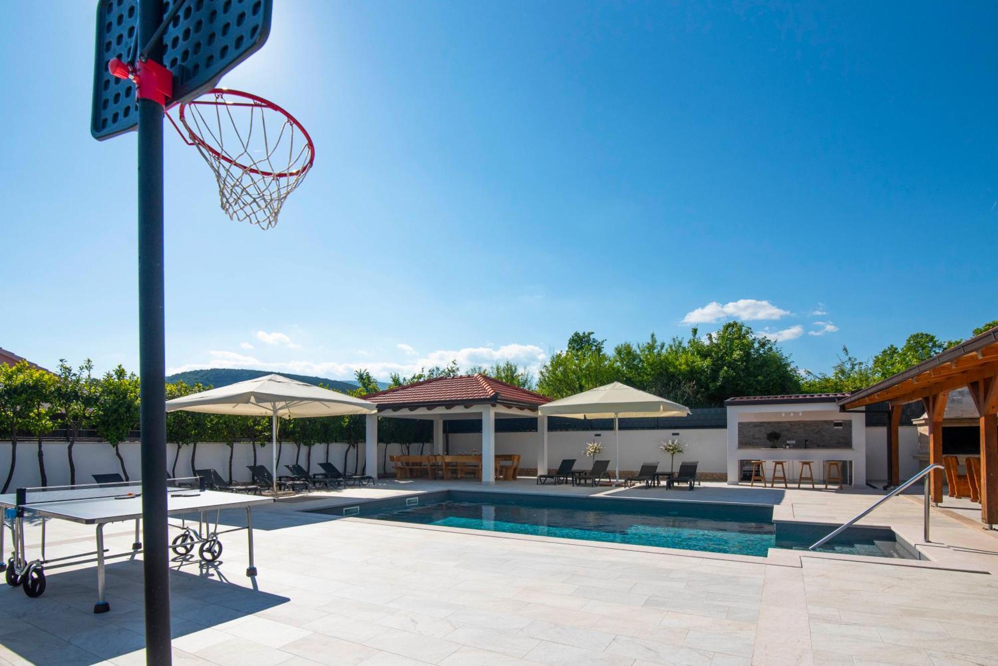 Vacation Villa Matic With 7 Bedrooms Sinj Exterior photo